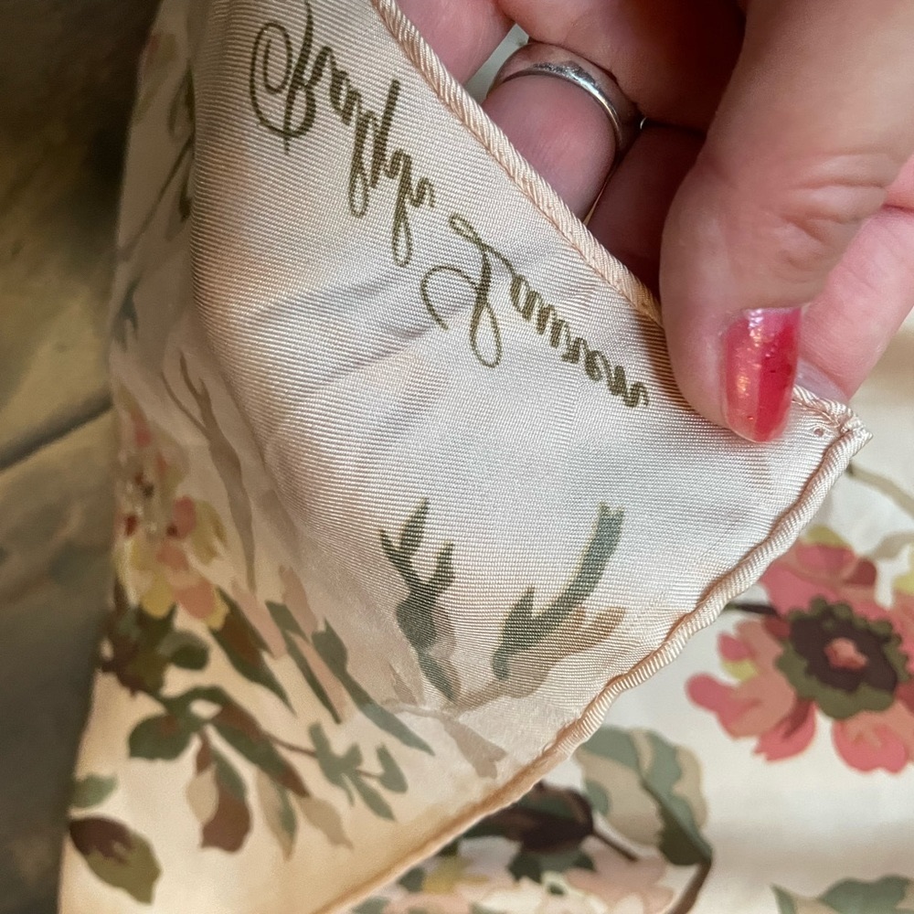 RALPH LAUREN
Beautiful Floral Square Scarf… - Picture 4 of 5